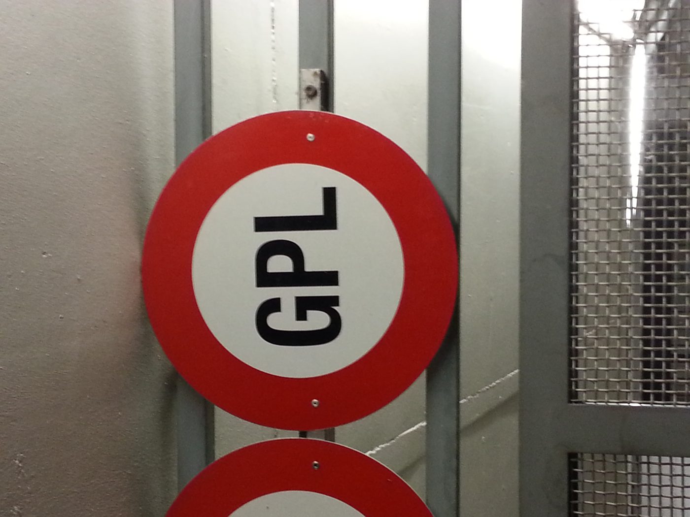 Prohibido entrar con GPL. La señal habla del gas licuado de petróleo; más de un departamento legal la colgaría igual. Foto del autor.
