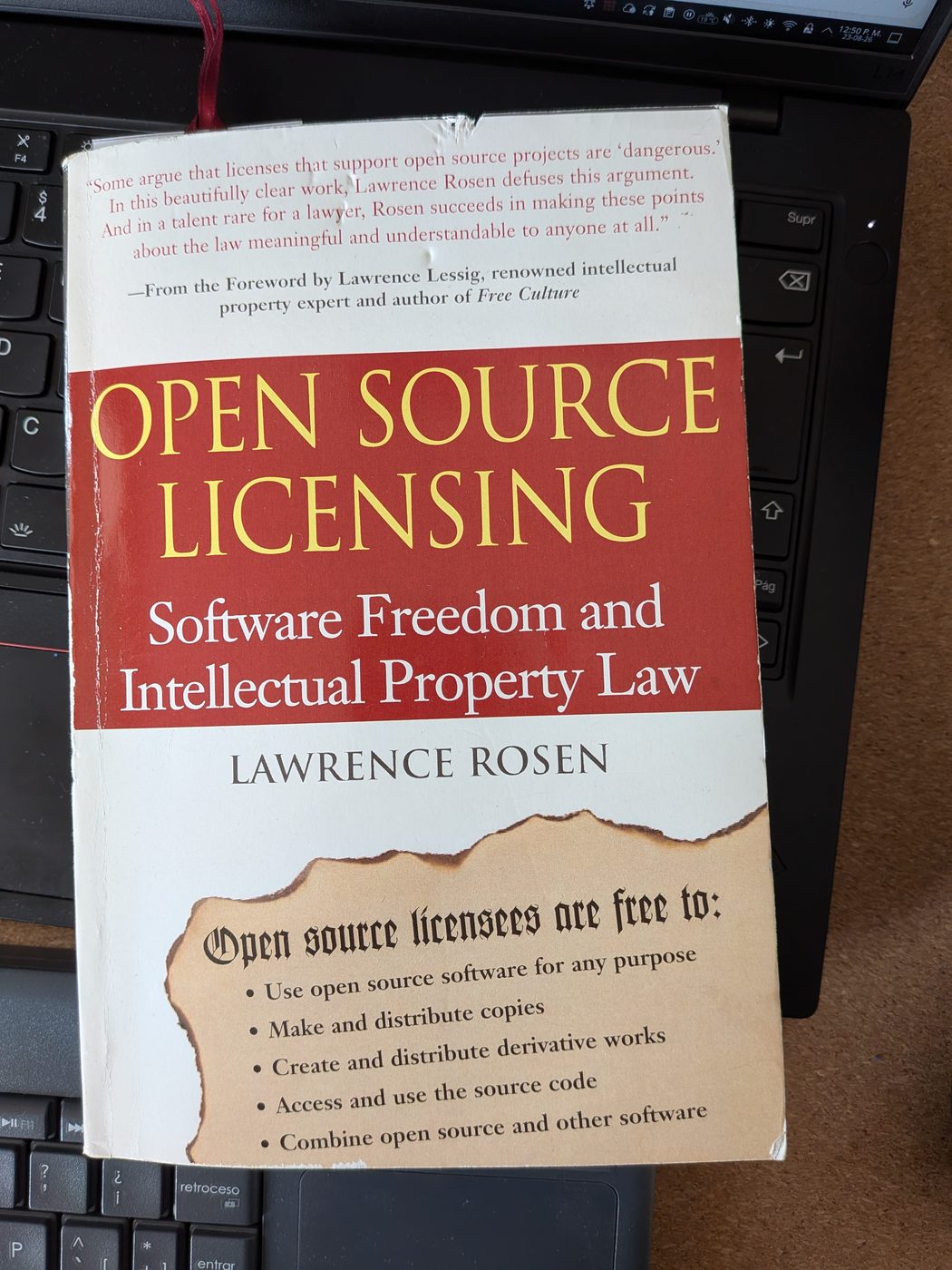 Mi ejemplar de Open Source Licensing. Rosen escribió en 2004 el libro que esta serie viene glosando; sobre obras derivadas, nadie lo ha superado. Foto del autor.